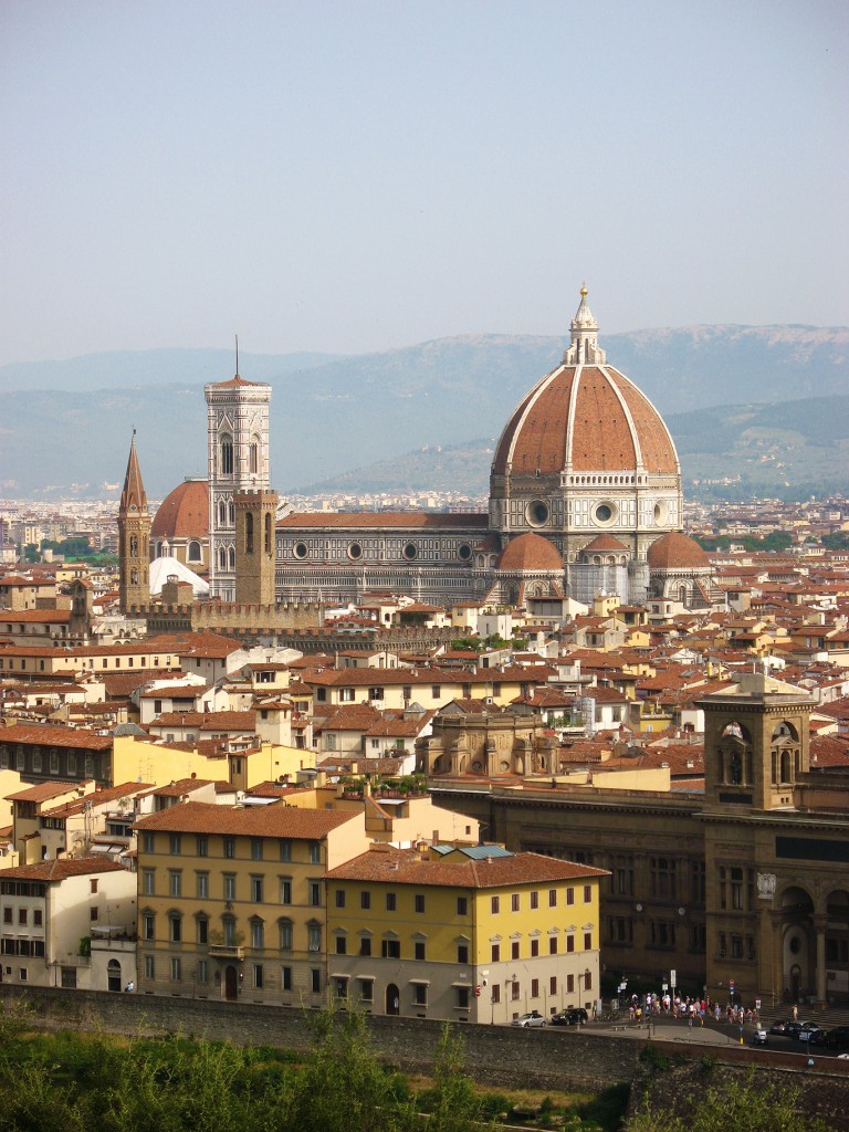 The heart of Firenze: the duomo, or Cattedrale di Santa Maria del Fiore, with its dome engineered by Brunelleschi.