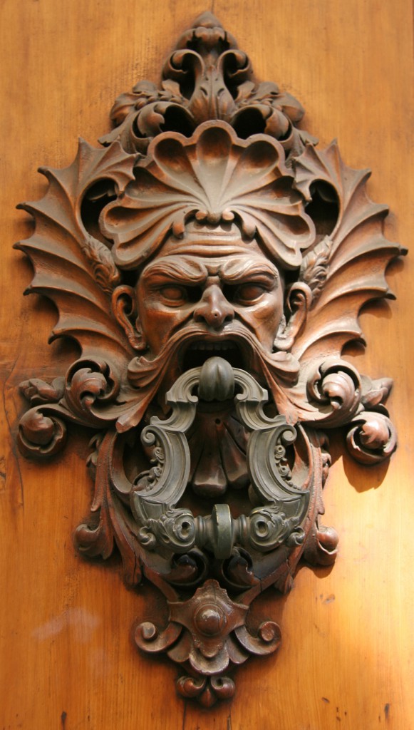 A door knocker, somewhere in the narrow streets of Firenze.