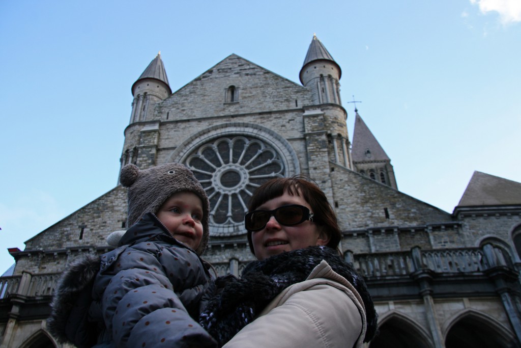 Febe and mum posing in front of the cathedral.