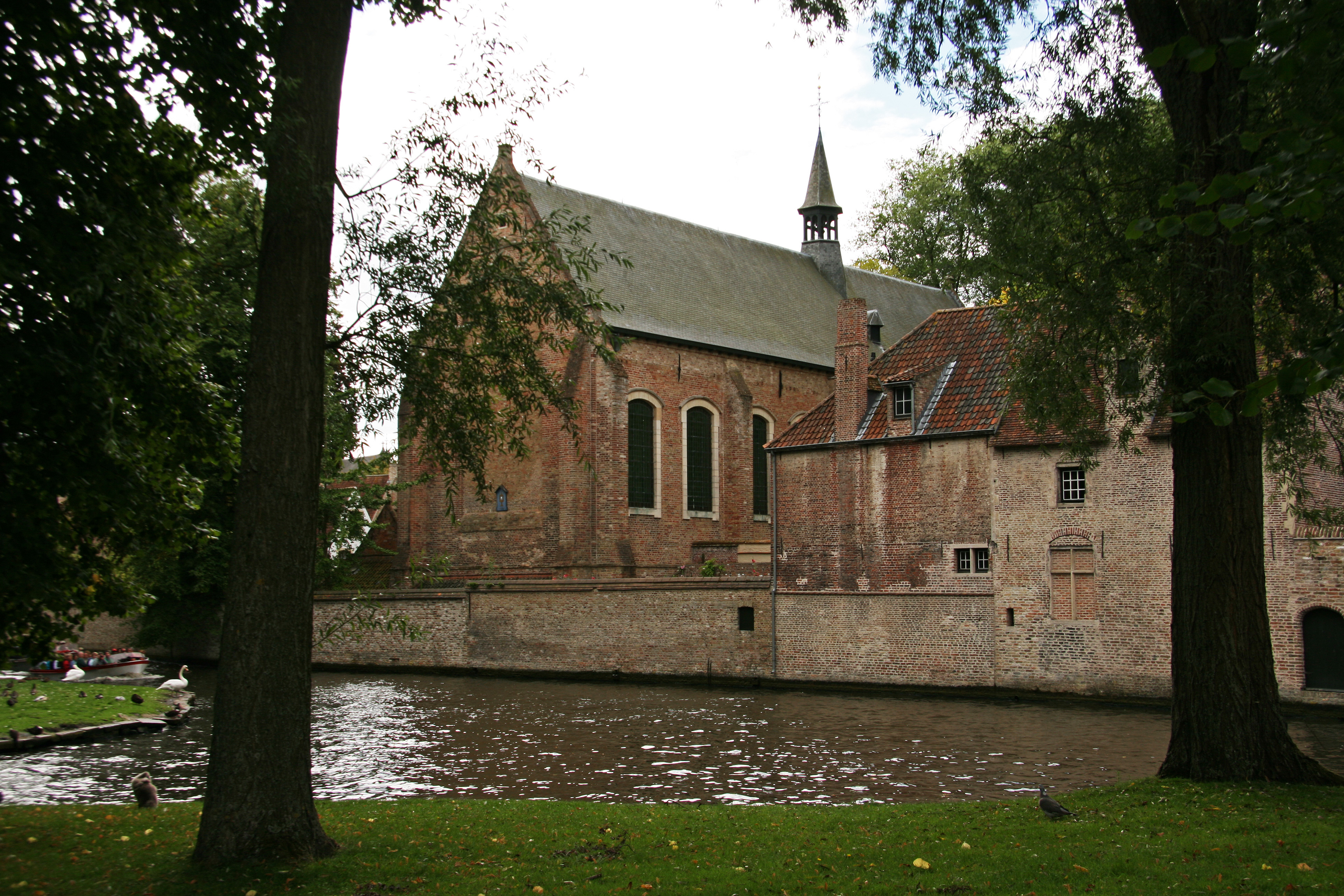 Waterside with the church of the béguinage in the back.