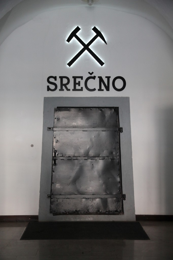 The gate is closed... Srečno means "good luck".