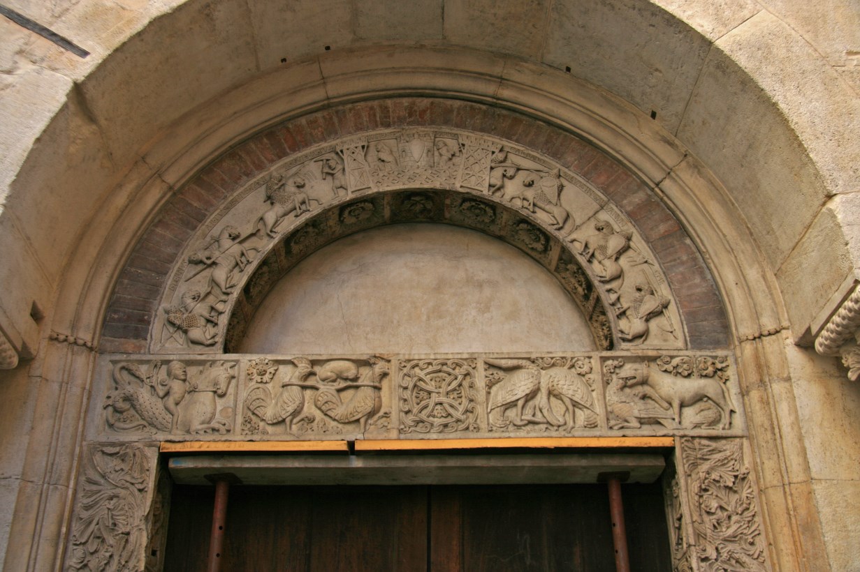Archivolt of the Porta della Pescheria, depicting the legend of King Arthur. 