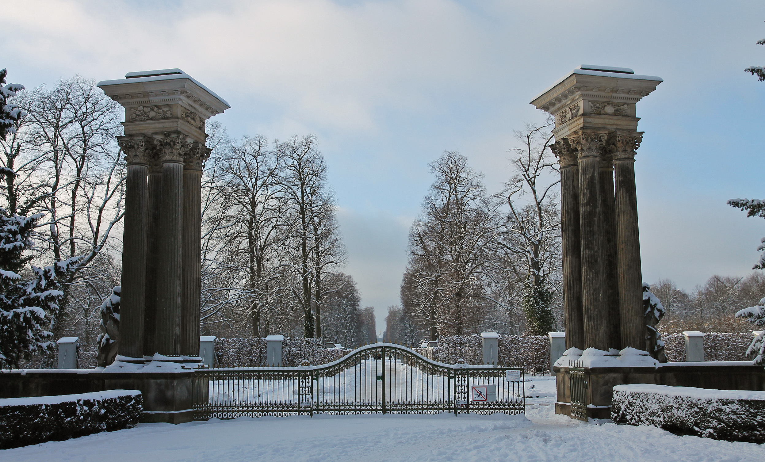Entrance between the pillars.