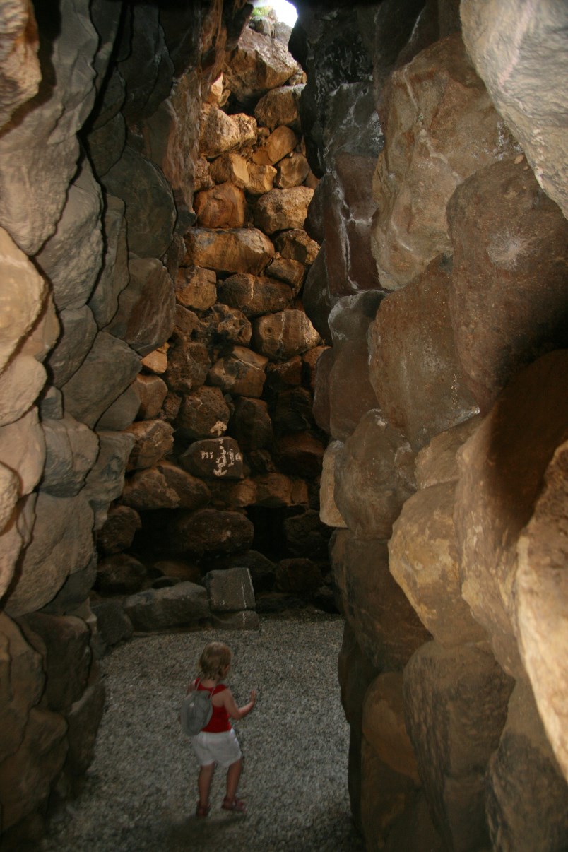 Febe exploring the nuraghe from the inside.