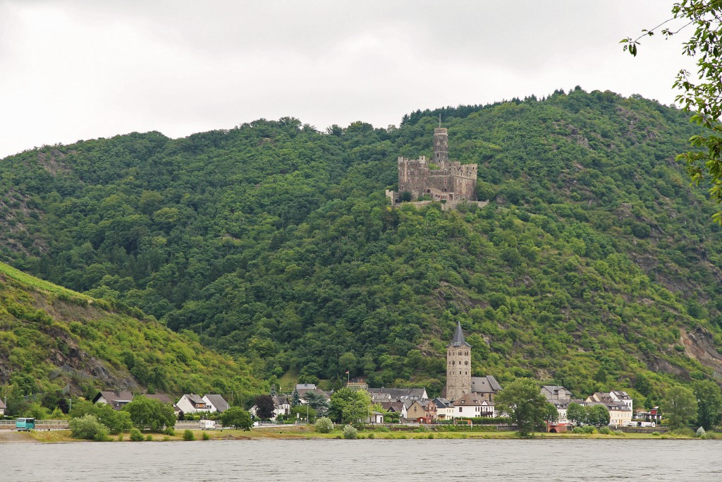 Burg Maus and the town of Wellmich.