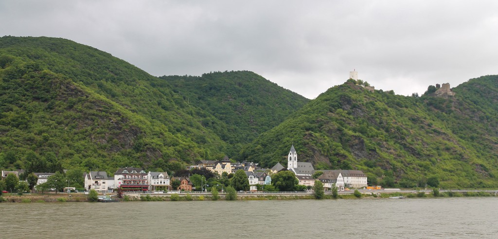 The town of Kamp-Bornhofen, the Burg Sterrenberg (white tower) and Burghotel Liebenstein (on the right).