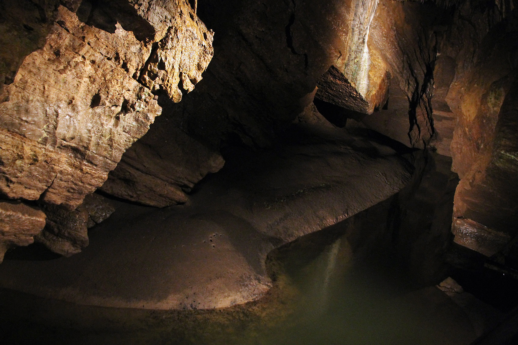 Subterranean part of the river Lesse.