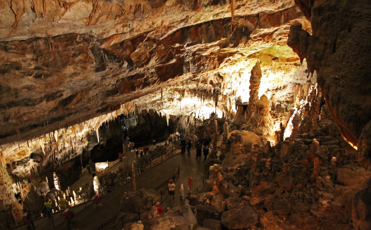 This gives you an idea of the enormity of the cave...