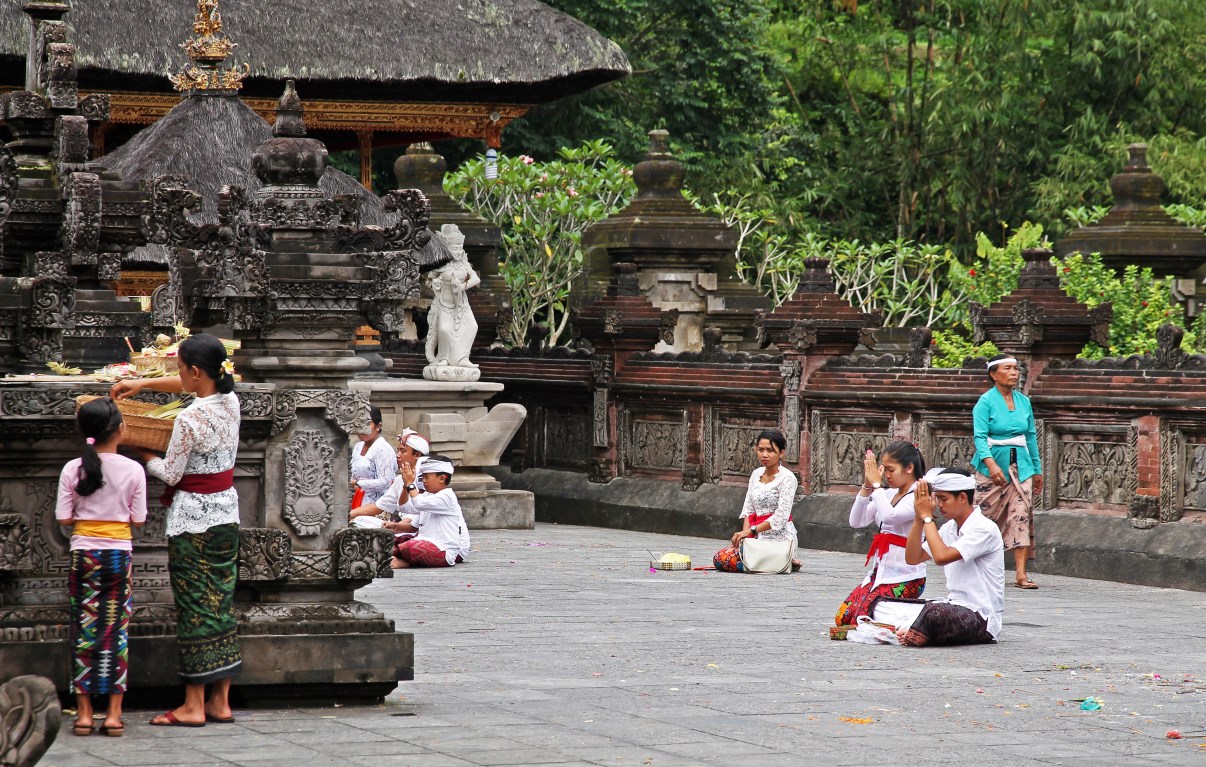 Devote Hindus pray in the inner courtyard.