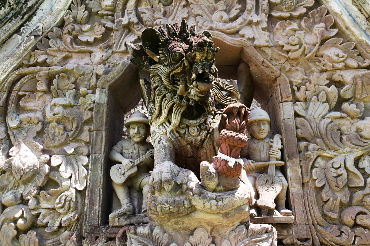 A guardian deity and two musicians, which have probably been added more recently.