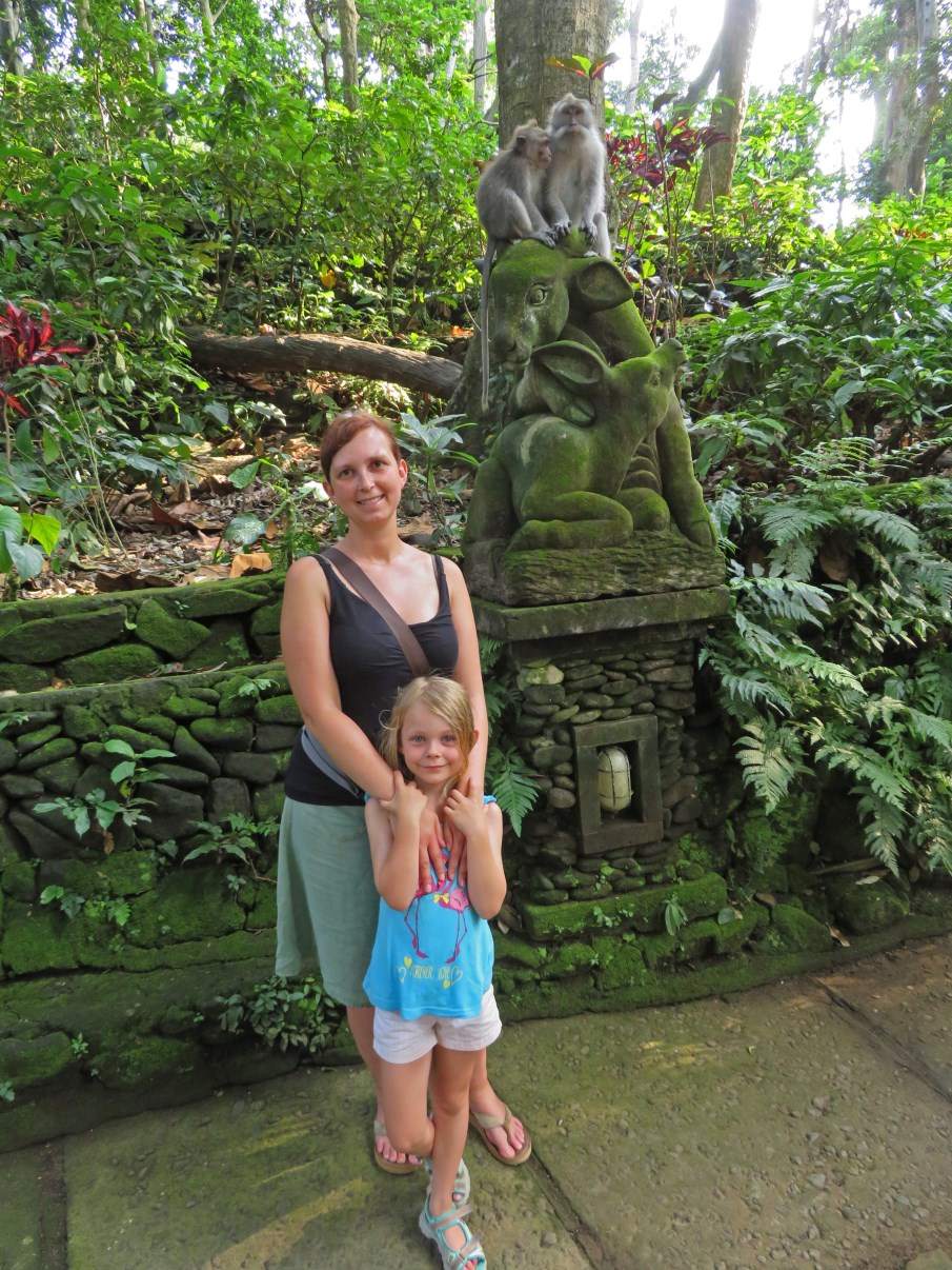 Annick and Febe in front of one of the many statues + monkey.